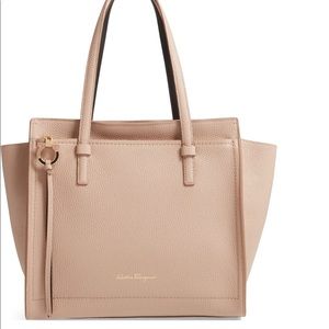 Salvatore Ferragamo Nude Medium tote bag!